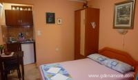 Игало, апартаменти и стаи, частни квартири в града Igalo, Черна Гора